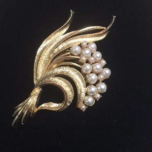 VINTAGE GOLD TONE FAUX MULTI PEARL BROOCH
